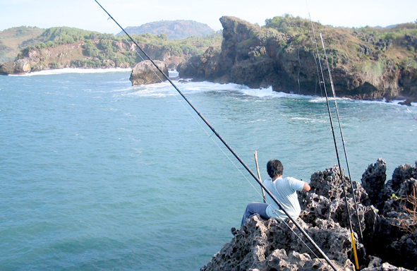 Spot Casting Ikan Baleng: Fun Getaway by Cilacap's Seashore